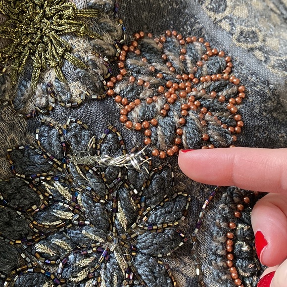 Embroidered fringed wool wrap - Picture 8 of 9